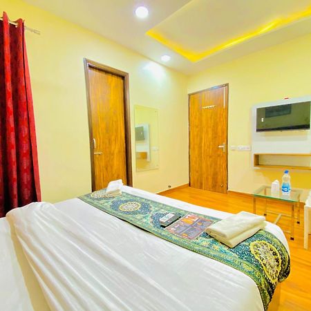 Hotel Holiday First 300 Meter From Golden Temple Amritsar Buitenkant foto