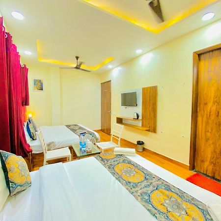 Hotel Holiday First 300 Meter From Golden Temple Amritsar Buitenkant foto