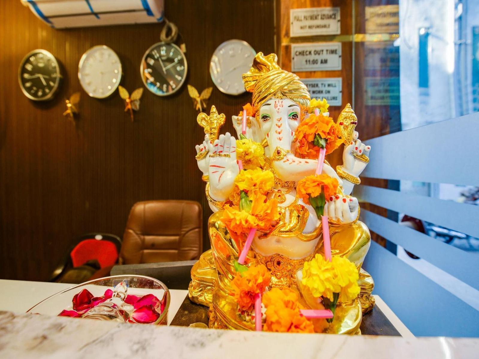 Hotel Holiday First 300 Meter From Golden Temple Amritsar Buitenkant foto