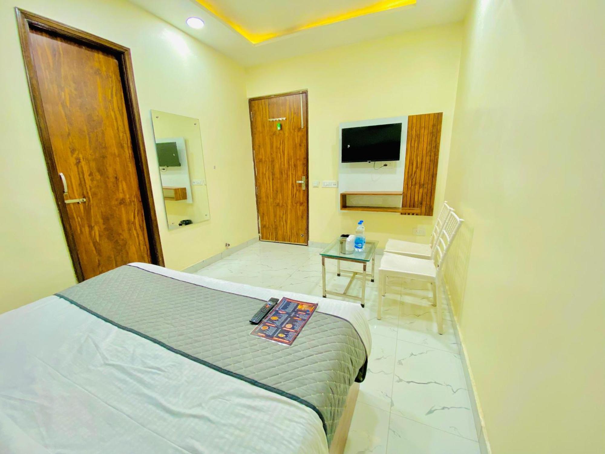 Hotel Holiday First 300 Meter From Golden Temple Amritsar Buitenkant foto