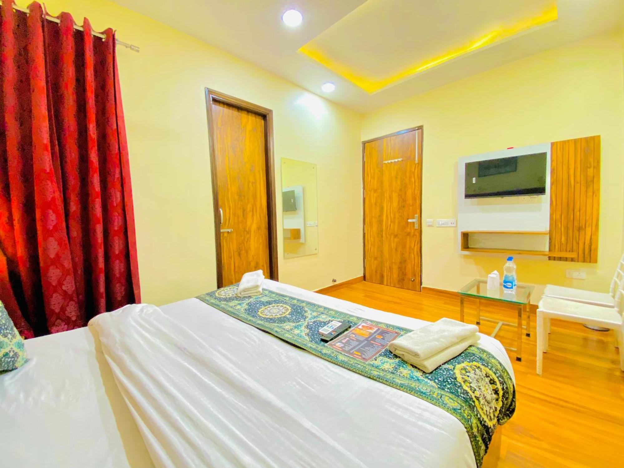 Hotel Holiday First 300 Meter From Golden Temple Amritsar Buitenkant foto