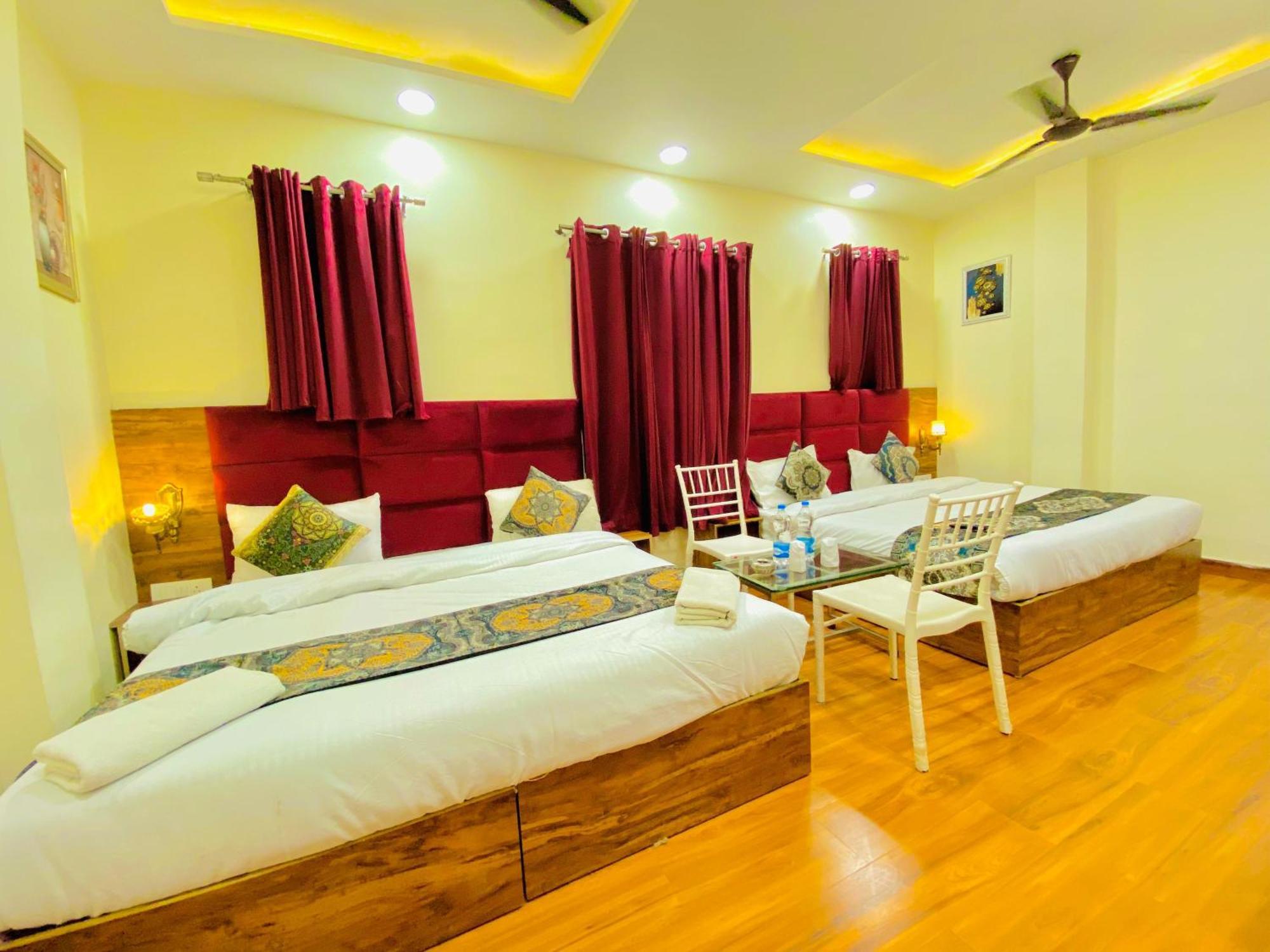 Hotel Holiday First 300 Meter From Golden Temple Amritsar Buitenkant foto