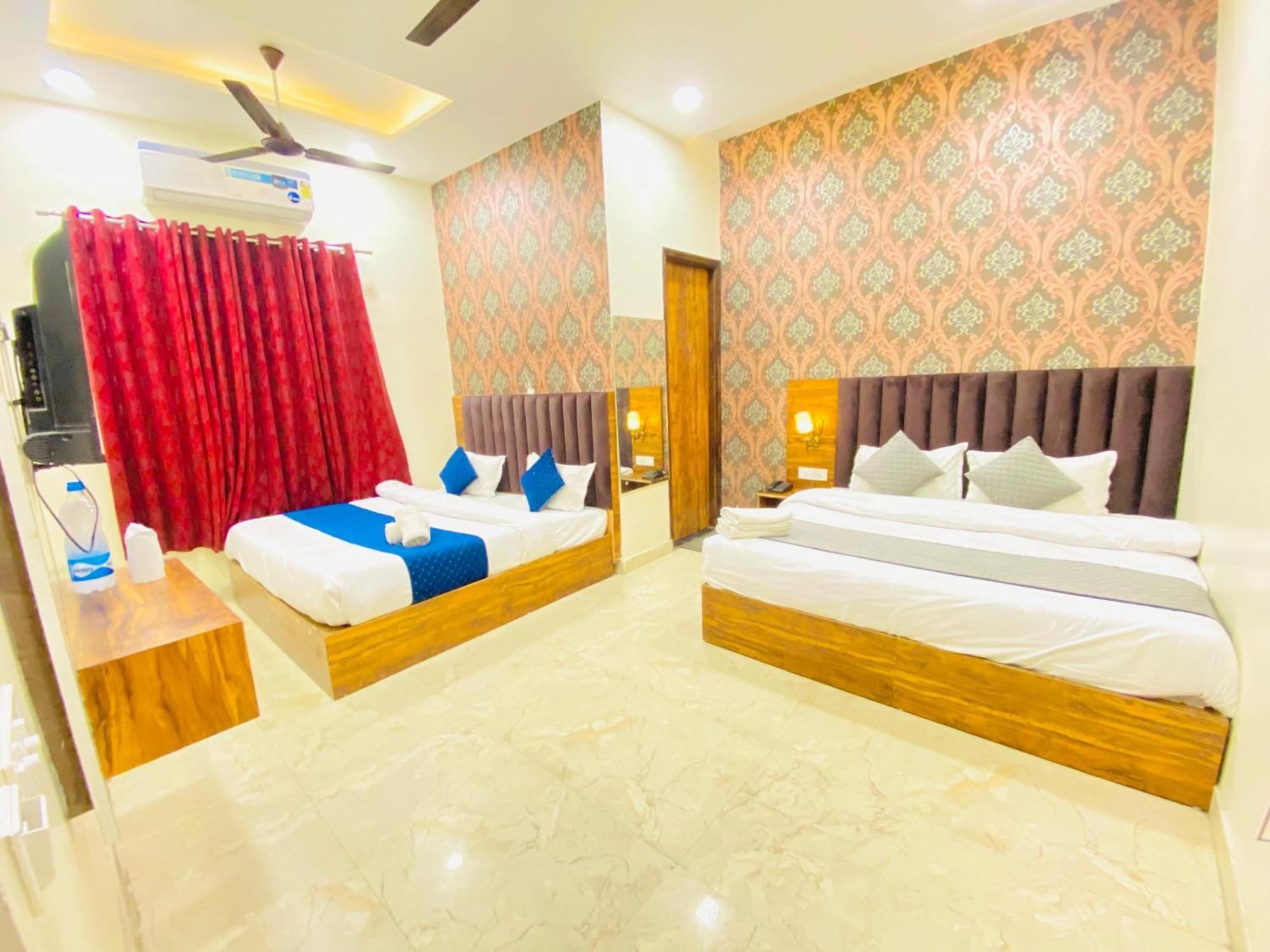 Hotel Holiday First 300 Meter From Golden Temple Amritsar Buitenkant foto