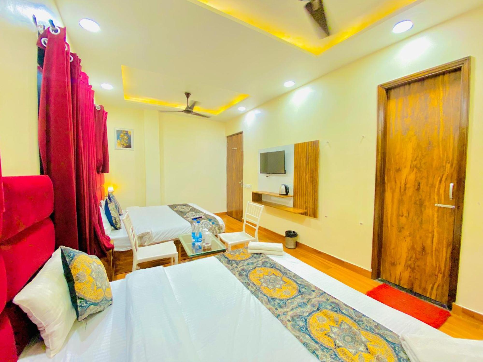 Hotel Holiday First 300 Meter From Golden Temple Amritsar Buitenkant foto