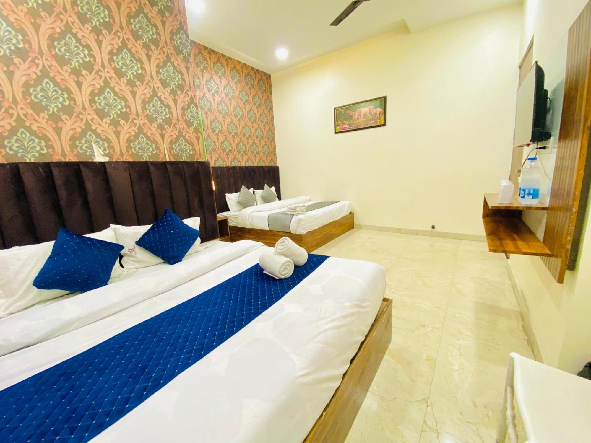 Hotel Holiday First 300 Meter From Golden Temple Amritsar Buitenkant foto