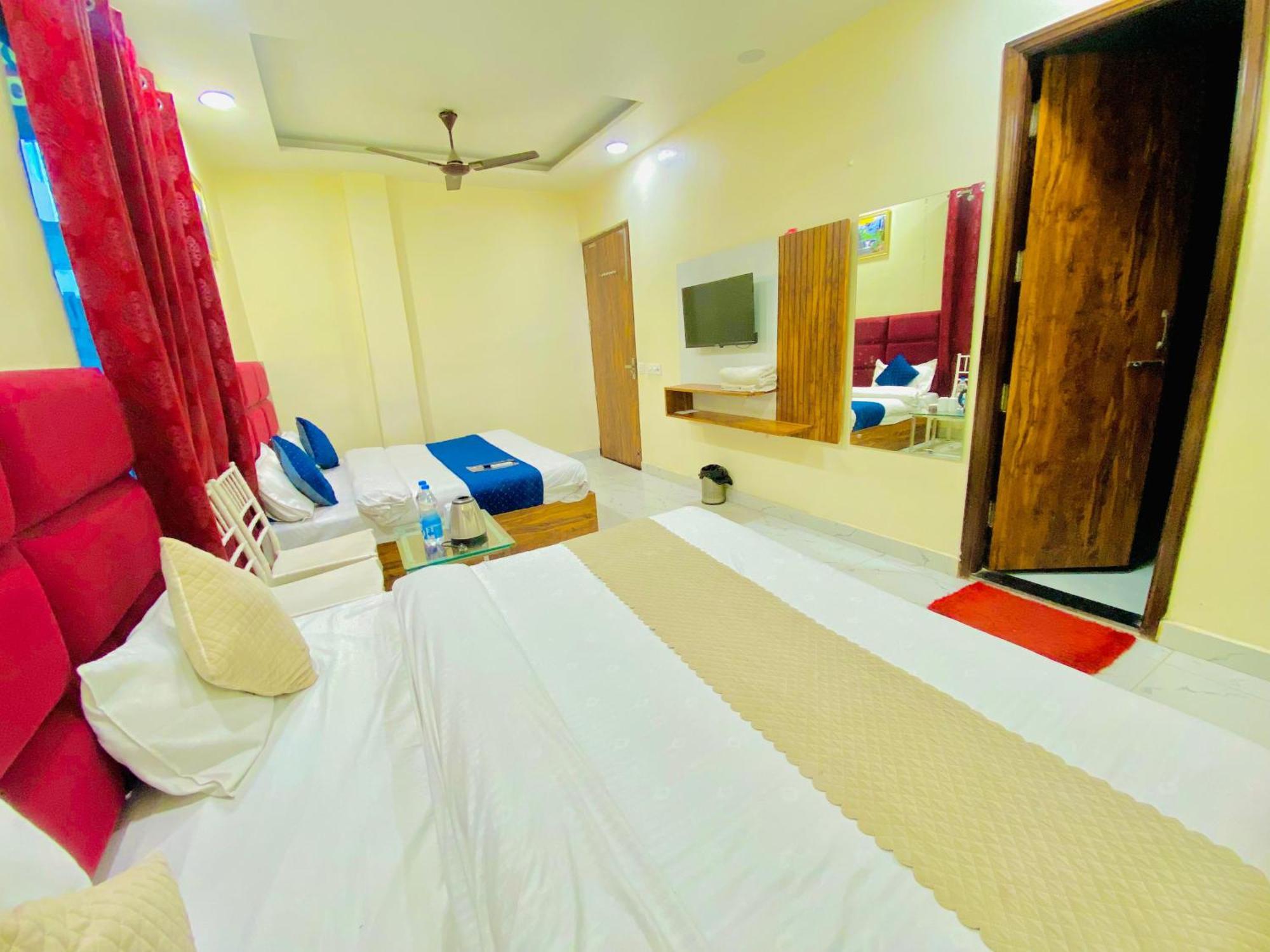 Hotel Holiday First 300 Meter From Golden Temple Amritsar Buitenkant foto