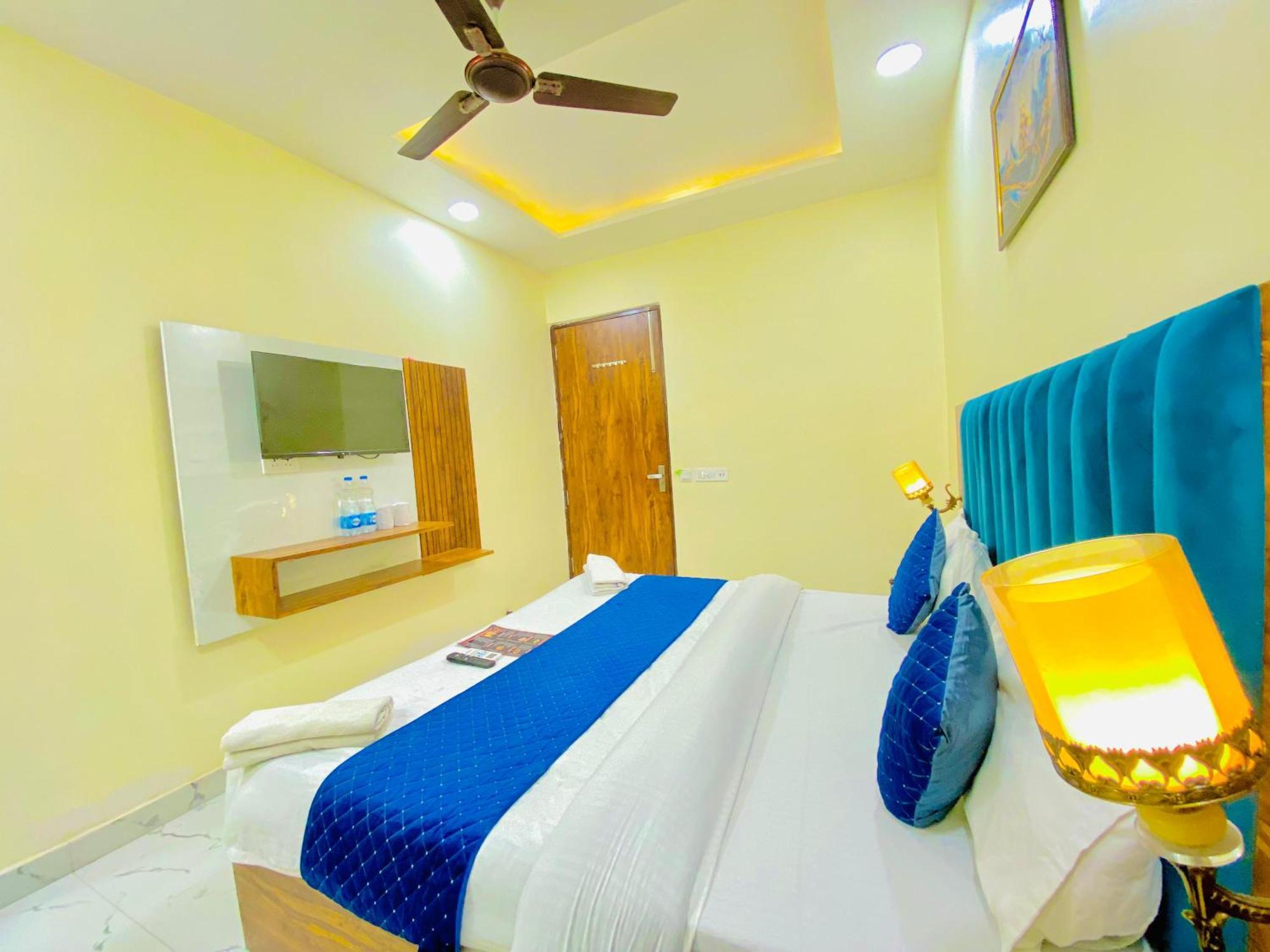 Hotel Holiday First 300 Meter From Golden Temple Amritsar Buitenkant foto