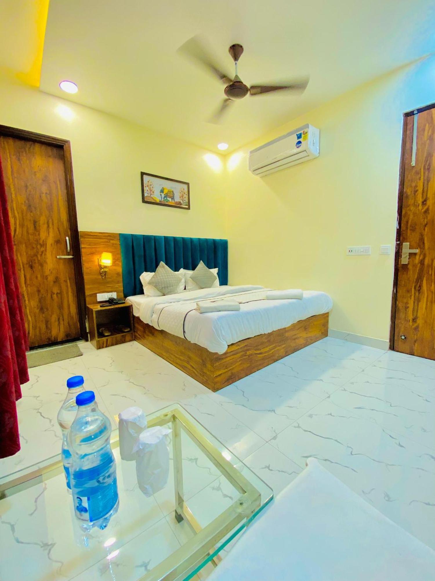 Hotel Holiday First 300 Meter From Golden Temple Amritsar Buitenkant foto