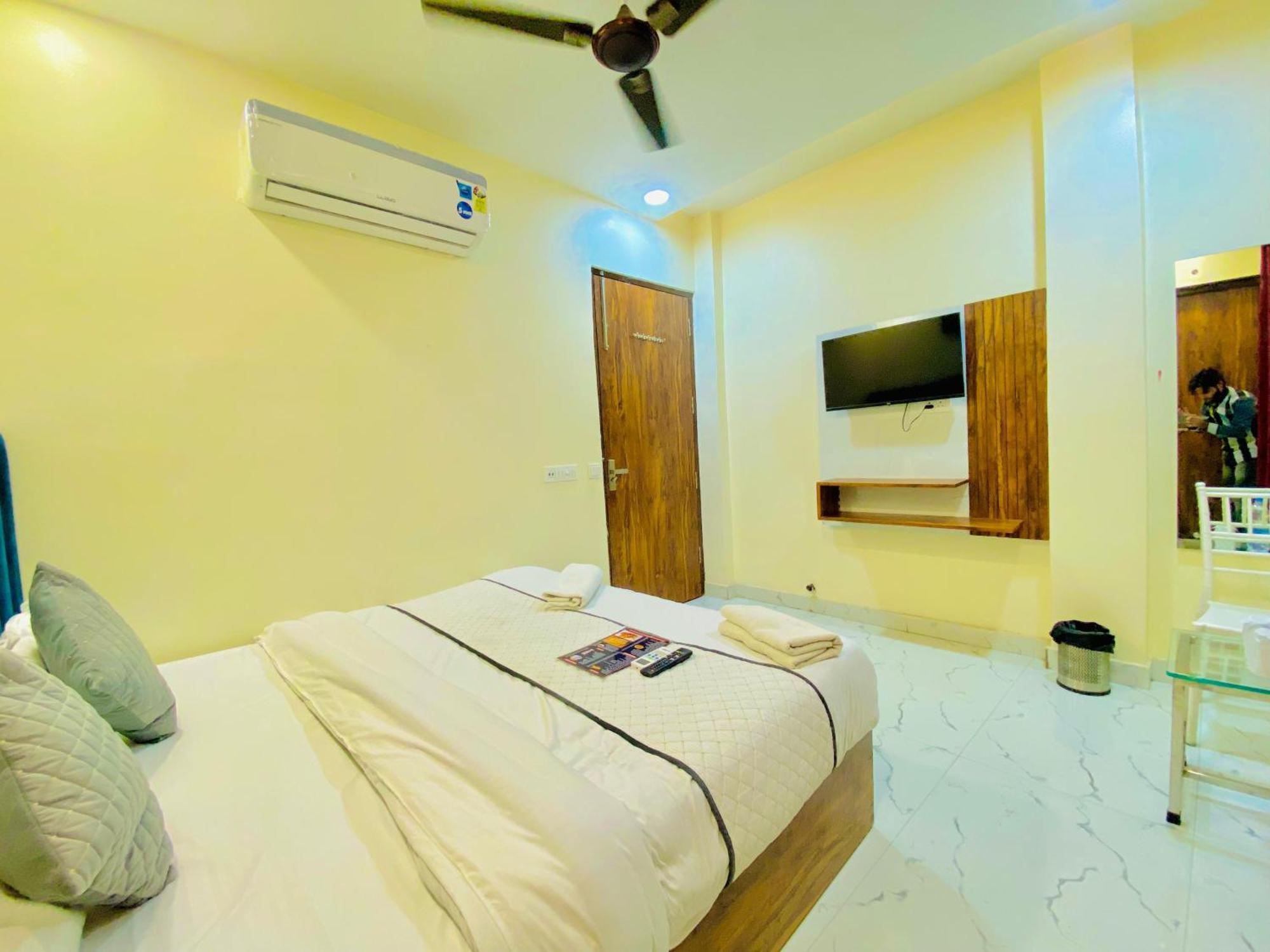 Hotel Holiday First 300 Meter From Golden Temple Amritsar Buitenkant foto