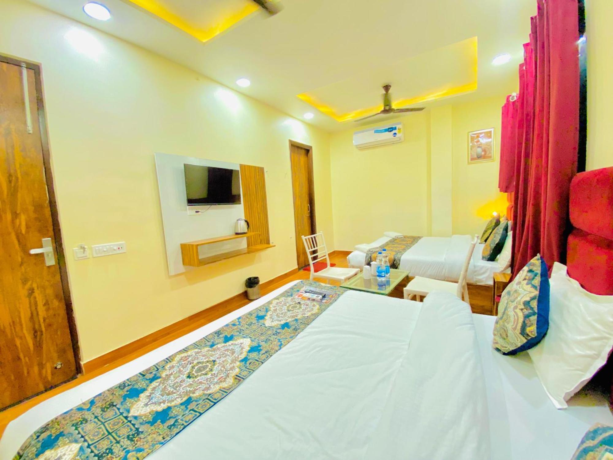 Hotel Holiday First 300 Meter From Golden Temple Amritsar Buitenkant foto