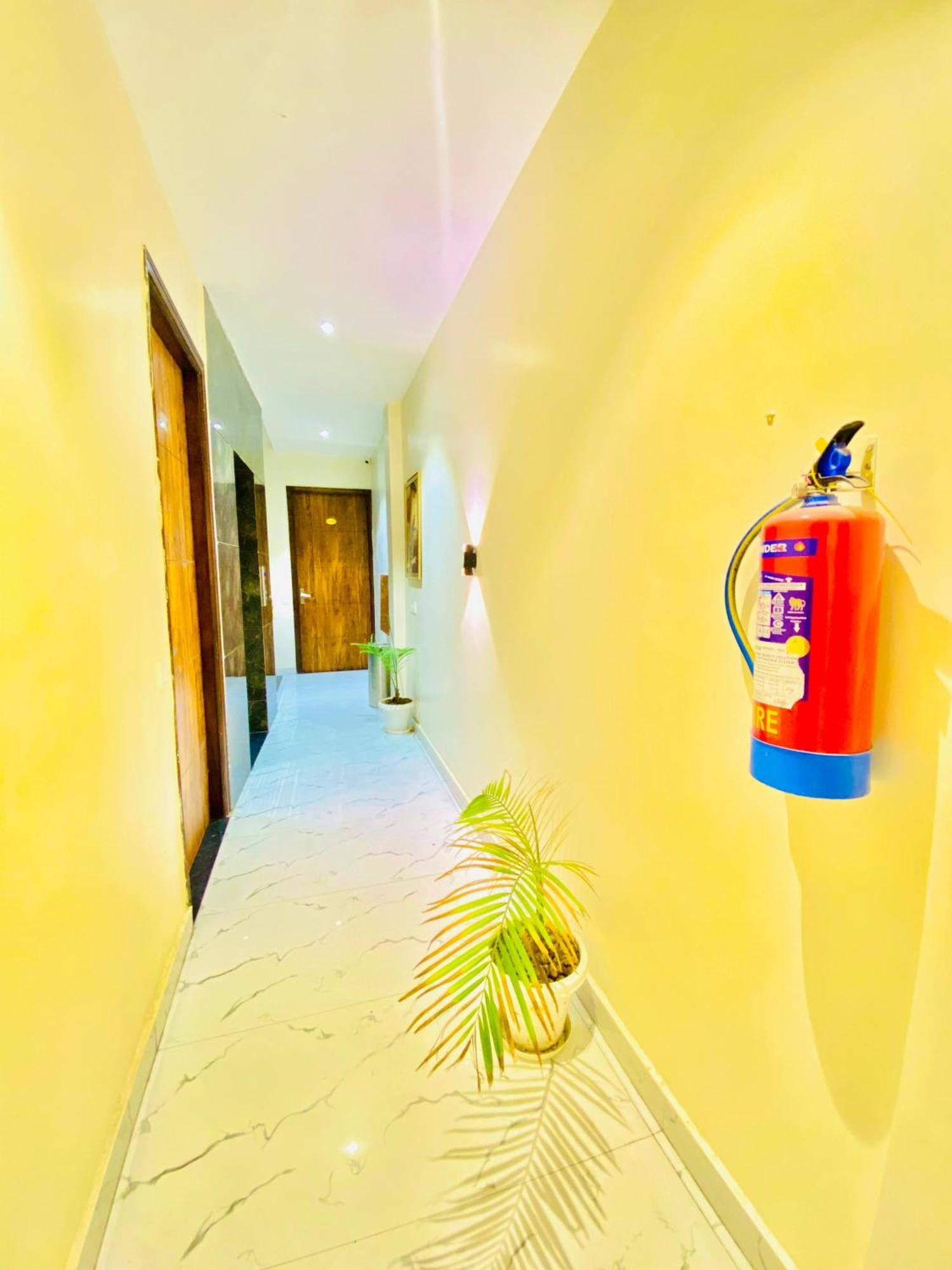 Hotel Holiday First 300 Meter From Golden Temple Amritsar Buitenkant foto