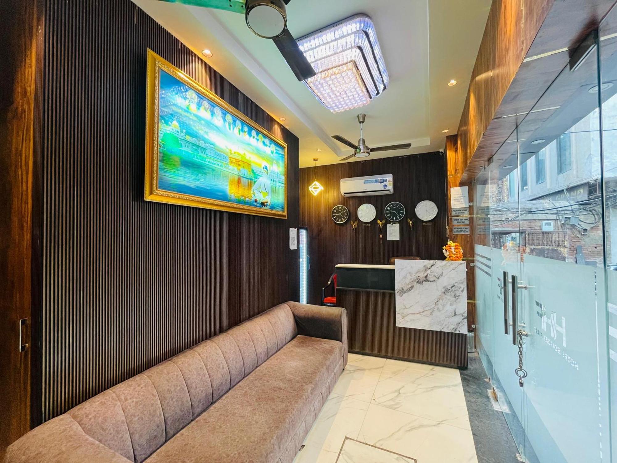 Hotel Holiday First 300 Meter From Golden Temple Amritsar Buitenkant foto